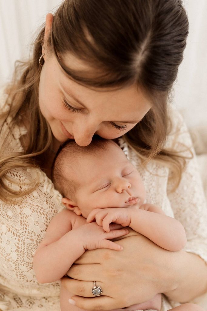 Baby gehalten von Mama beim Babyshooting