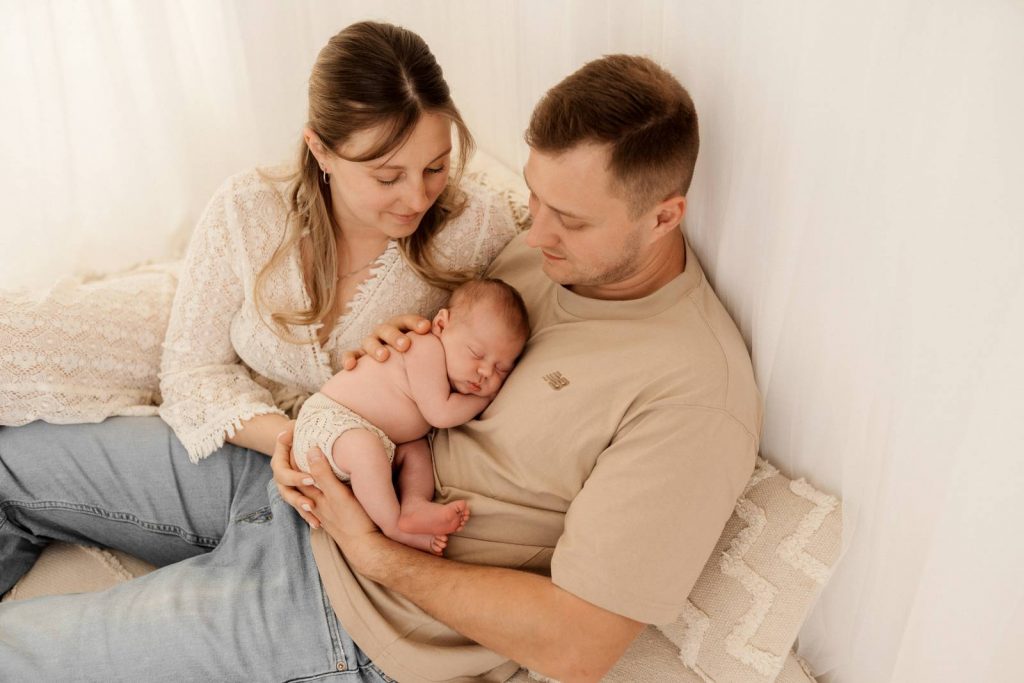 Baby gehalten von Mama und Papa beim Babyshooting