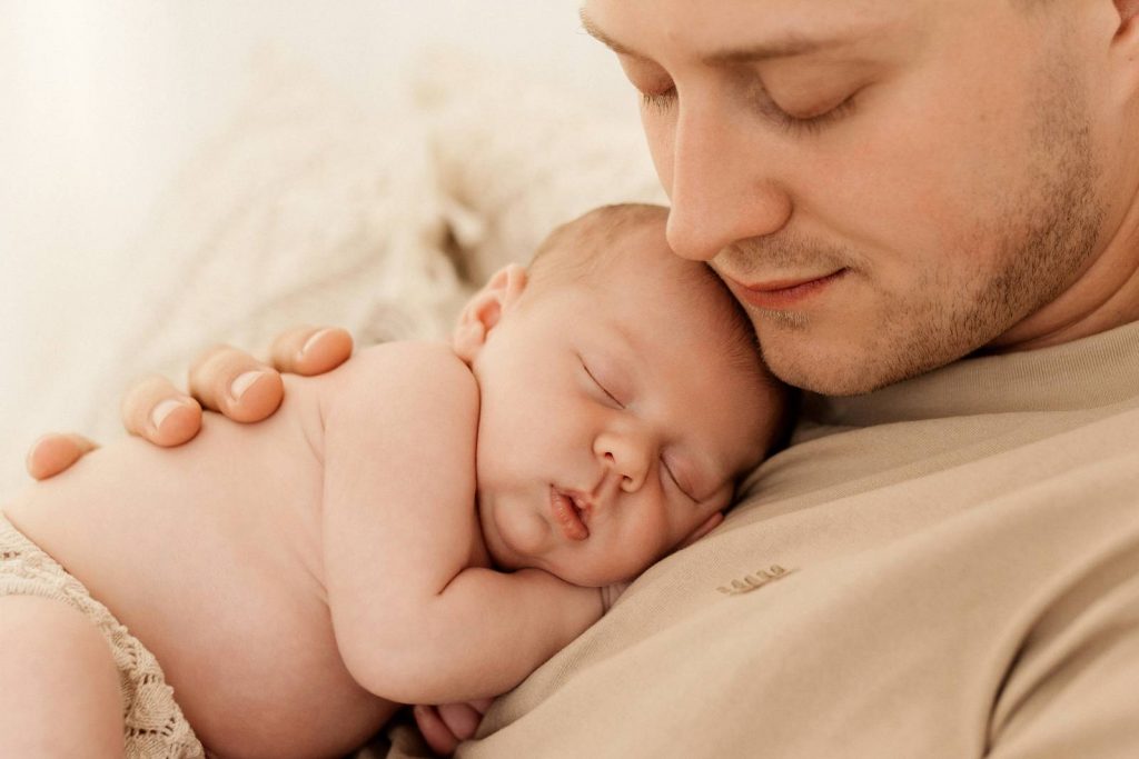 Baby gehalten von Papa beim Babyshooting