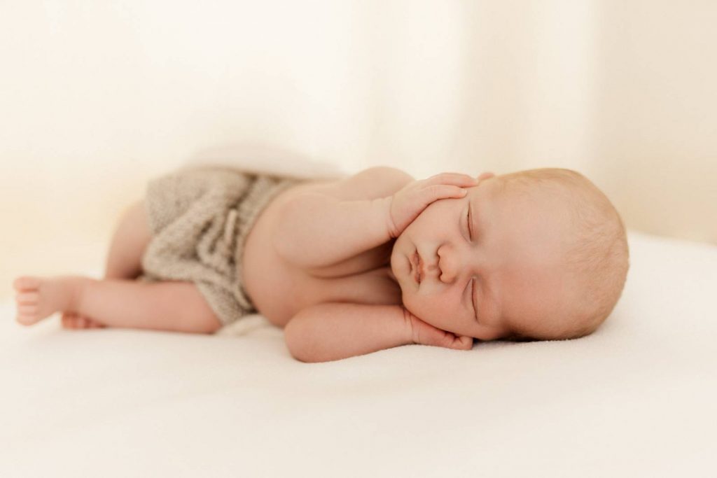neugeborenes Baby schlafend auf einer Decke
