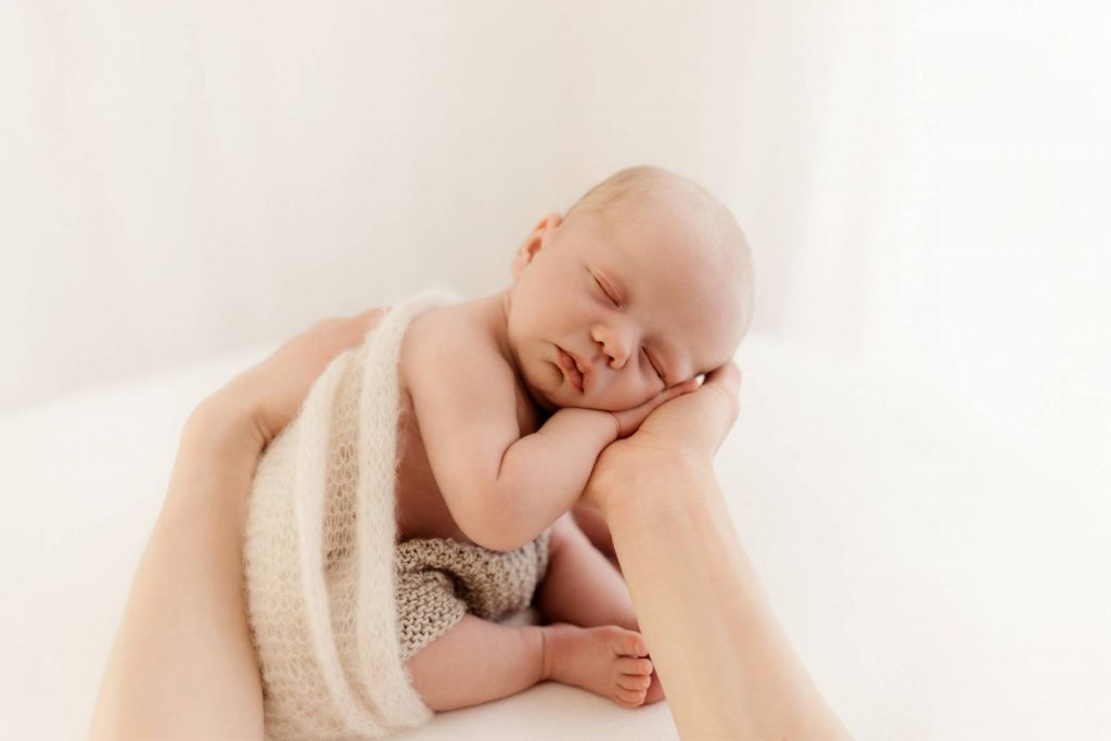 neugeborenes Baby schlafend auf einer Decke
