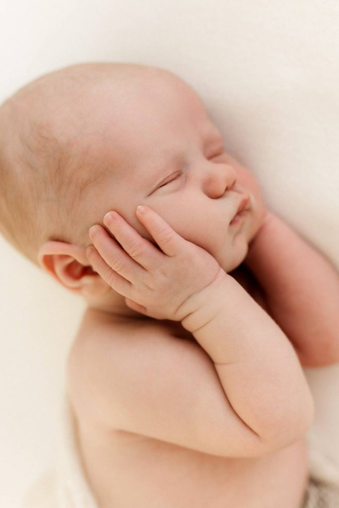 neugeborenes Baby schlafend auf einer Decke