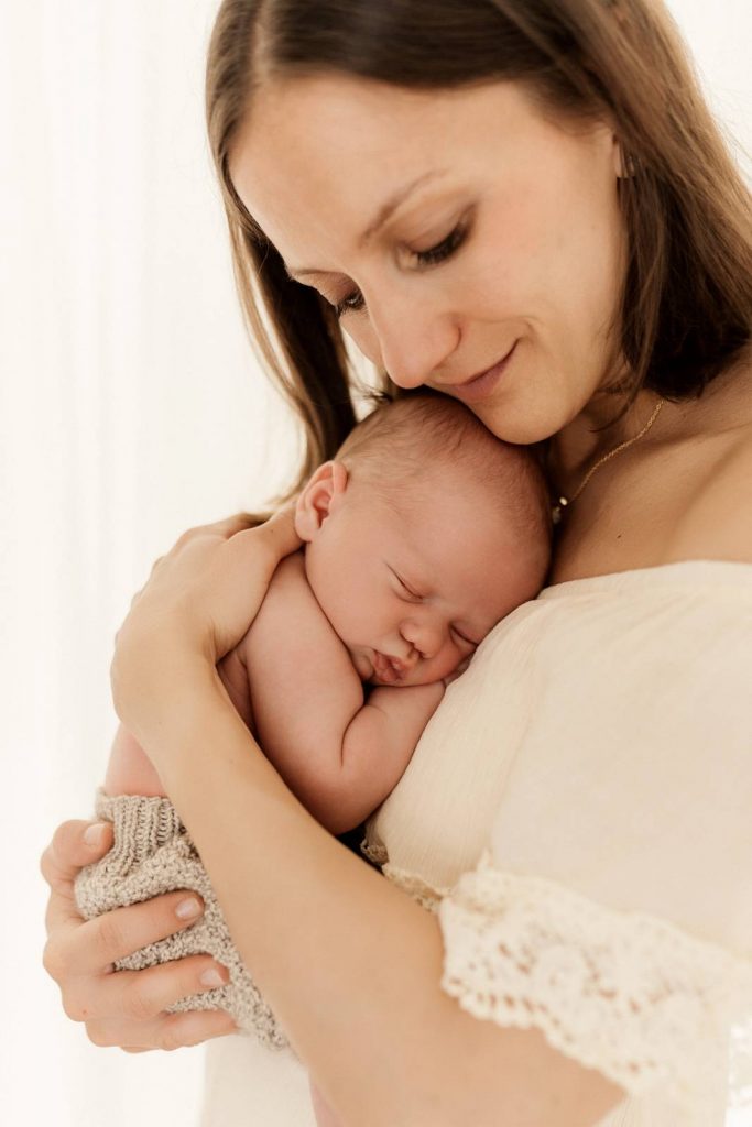 Baby gehalten von Mama beim Babyshooting