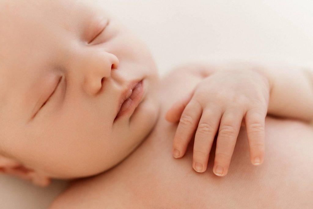 neugeborenes Baby schlafend auf einer Decke