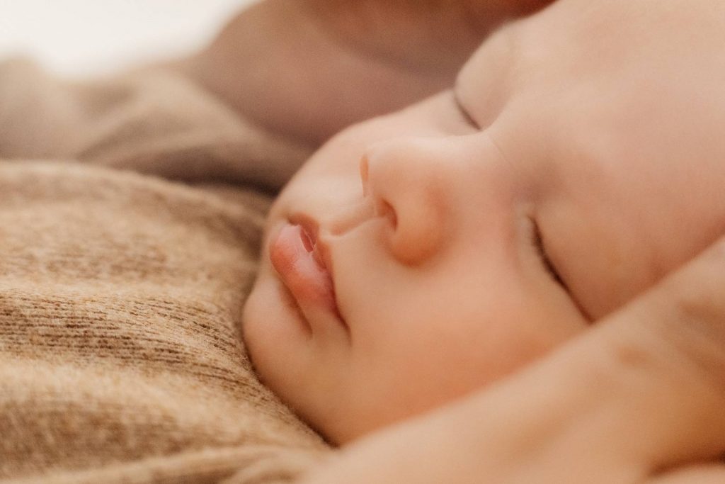 neugeborenes Baby schlafend auf einer Decke