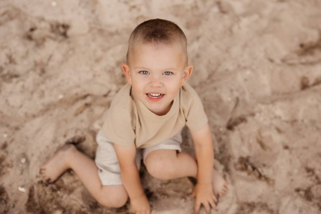 Familienshooting mit Kindern die wirklich Spaß haben, authentische Fotografie ohne Posing