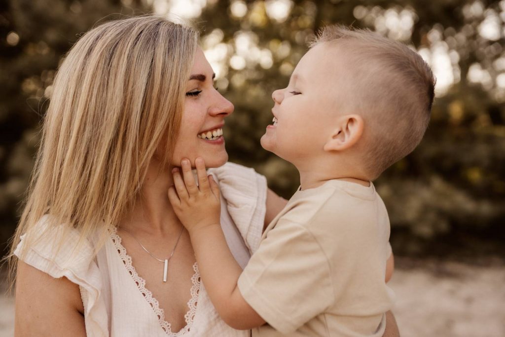 Familienshooting mit Kindern die wirklich Spaß haben, authentische Fotografie ohne Posing