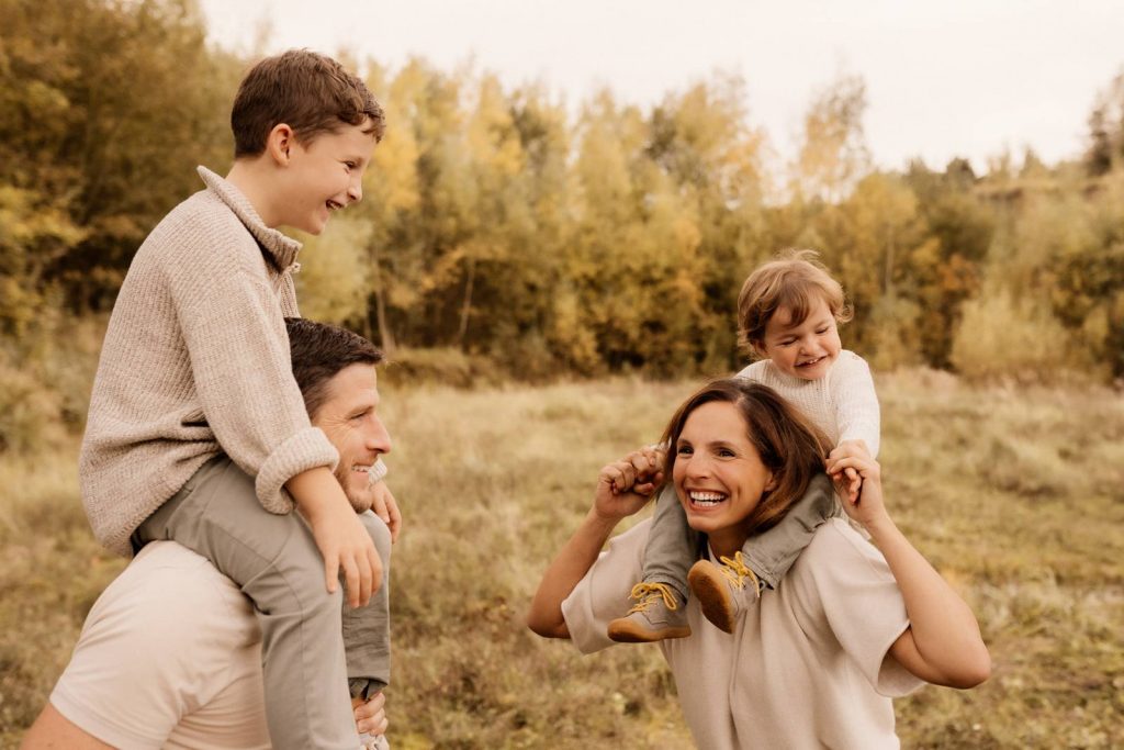 Familienshooting mit Kindern die wirklich Spaß haben, authentische Fotografie ohne Posing