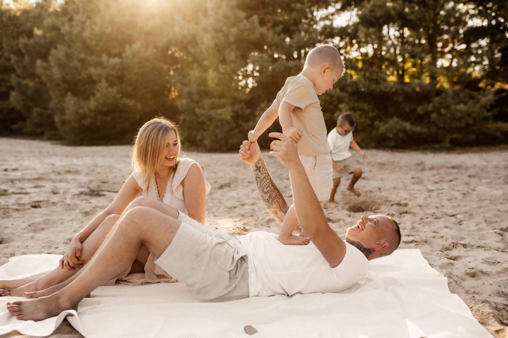 Familienshooting mit Kindern die wirklich Spaß haben, authentische Fotografie ohne Posing