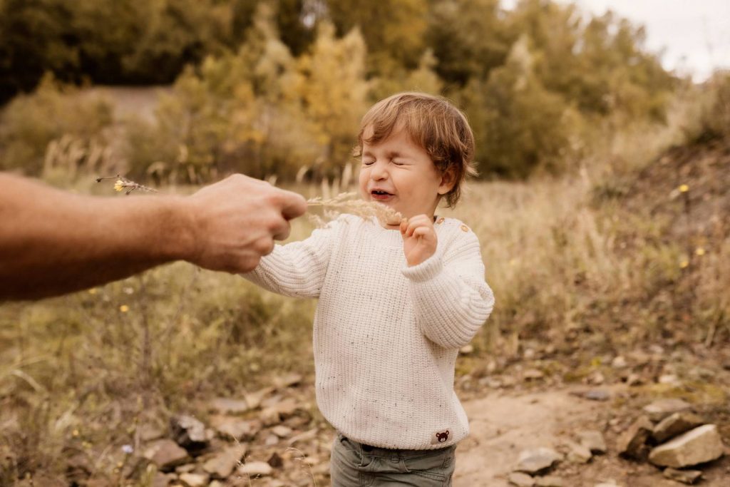 Familienshooting mit Kindern die wirklcih Spaß haben, authentische Fotografie ohne Posing