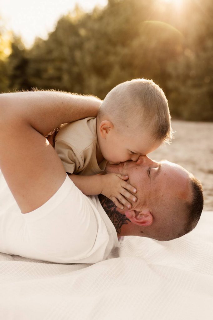 Familienshooting mit Kindern die wirklich Spaß haben, authentische Fotografie ohne Posing