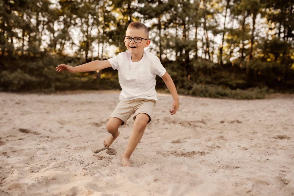 Familienshooting mit Kindern die wirklich Spaß haben, authentische Fotografie ohne Posing