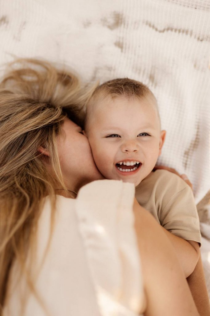 Familienshooting mit Kindern die wirklich Spaß haben, authentische Fotografie ohne Posing