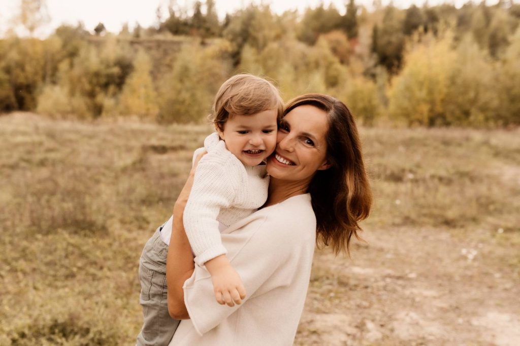 Familienshooting mit Kindern die wirklich Spaß haben, authentische Fotografie ohne Posing