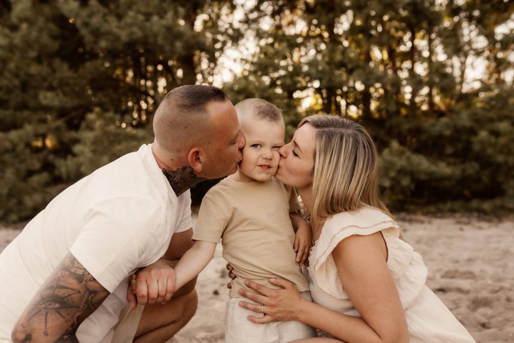 Familienshooting mit Kindern die wirklcih Spaß haben, authentische Fotografie ohne Posing