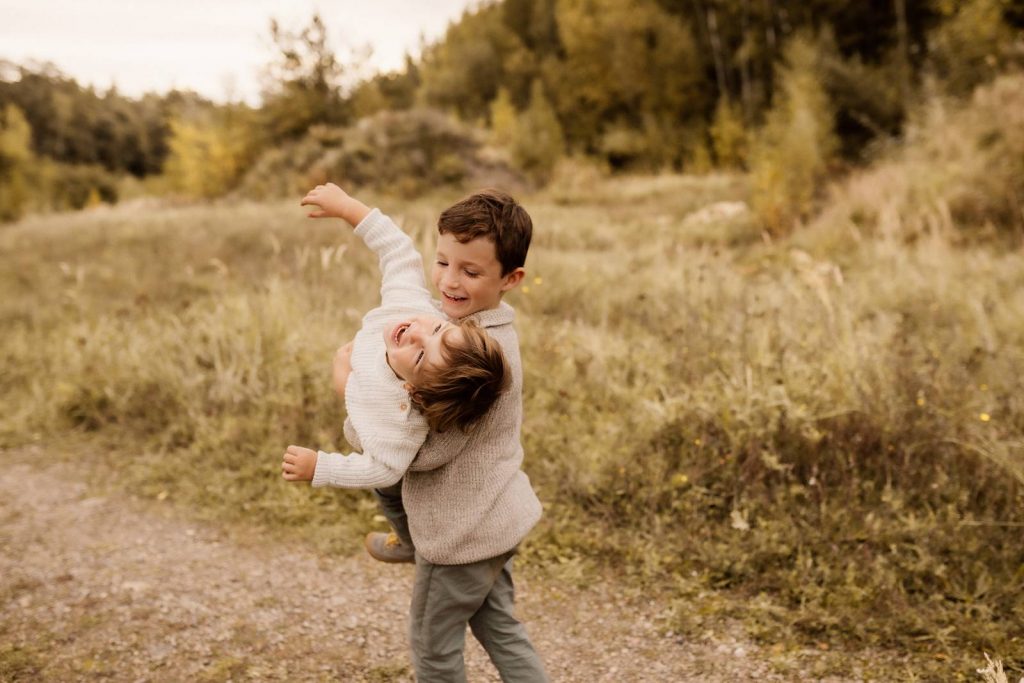 Familienshooting mit Kindern die wirklich Spaß haben, authentische Fotografie ohne Posing