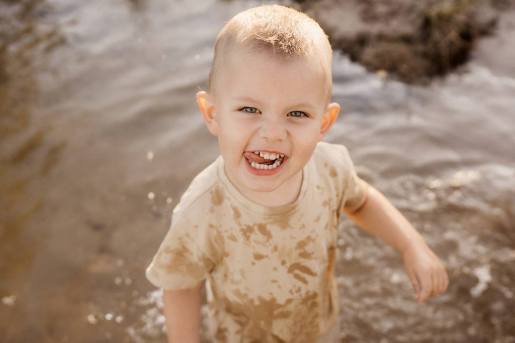Familienshooting mit Kindern die wirklich Spaß haben, authentische Fotografie ohne Posing