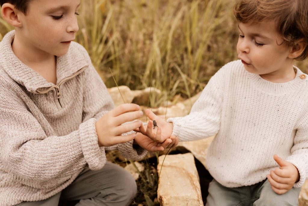 Familienshooting mit Kindern die wirklcih Spaß haben, authentische Fotografie ohne Posing