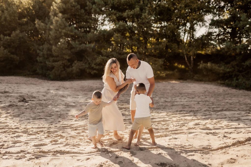 Familienshooting mit Kindern die wirklich Spaß haben, authentische Fotografie ohne Posing
