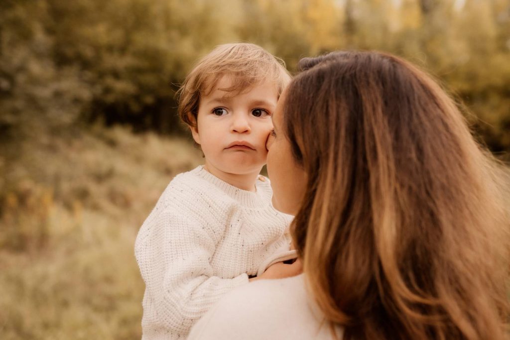 Familienshooting mit Kindern die wirklich Spaß haben, authentische Fotografie ohne Posing