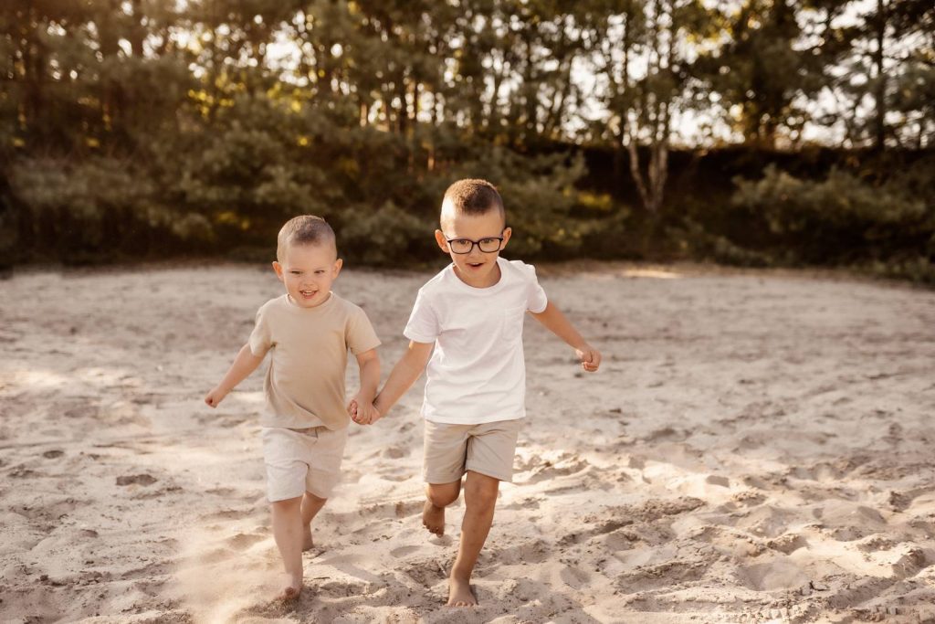 Familienshooting mit Kindern die wirklich Spaß haben, authentische Fotografie ohne Posing