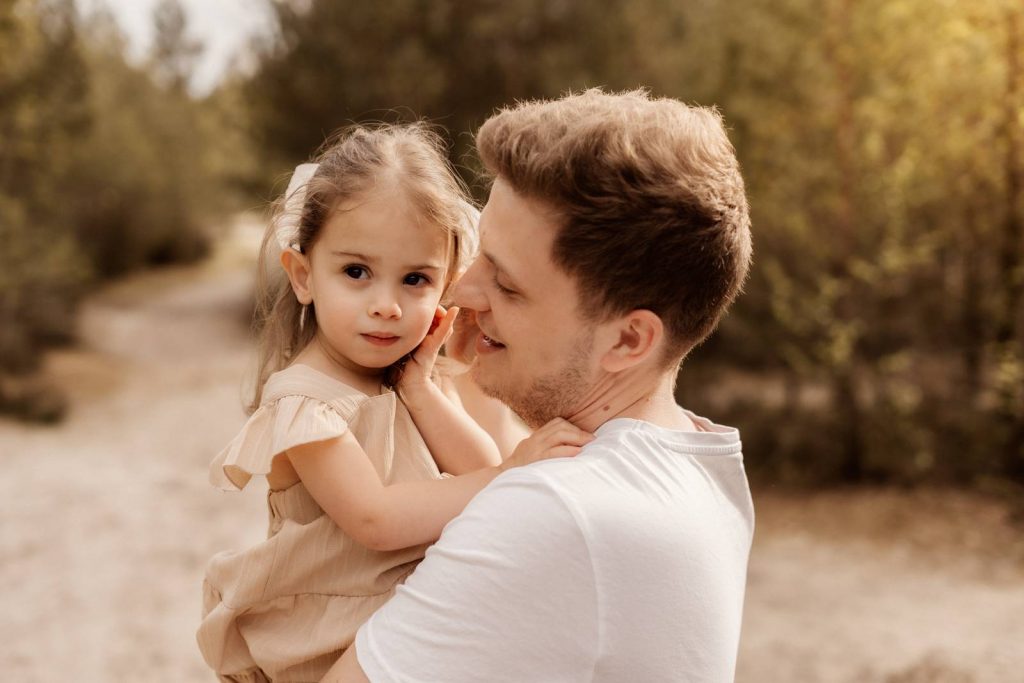 Familienshooting mit Kindern die wirklich Spaß haben, authentische Fotografie ohne Posing