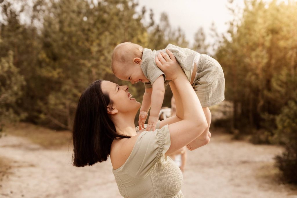 Familienshooting mit Kindern die wirklich Spaß haben, authentische Fotografie ohne Posing