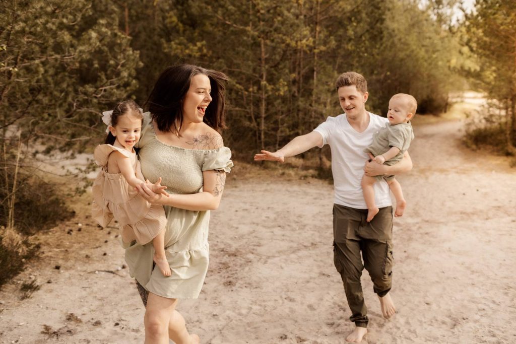Familienshooting mit Kindern die wirklich Spaß haben, authentische Fotografie ohne Posing