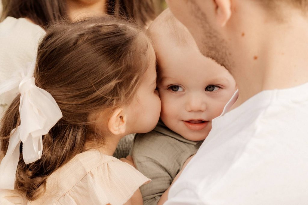 Familienshooting mit Kindern die wirklich Spaß haben, authentische Fotografie ohne Posing
