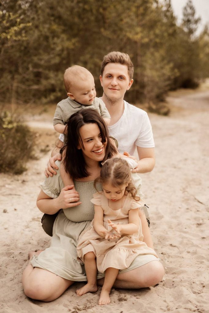 Familienshooting mit Kindern die wirklcih Spaß haben, authentische Fotografie ohne Posing