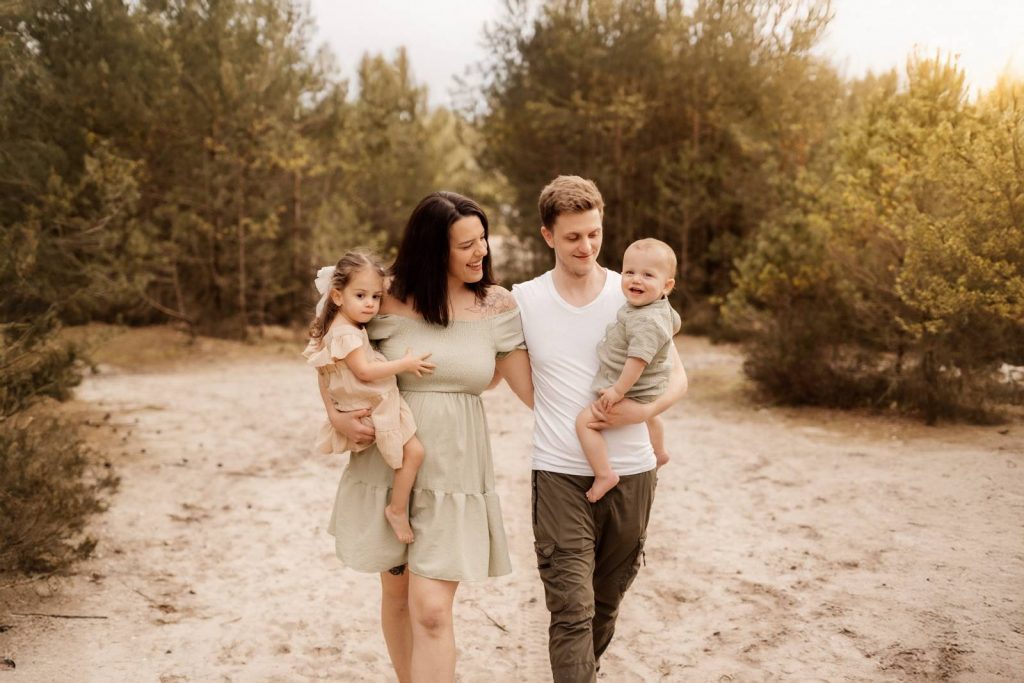 Familienshooting mit Kindern die wirklcih Spaß haben, authentische Fotografie ohne Posing