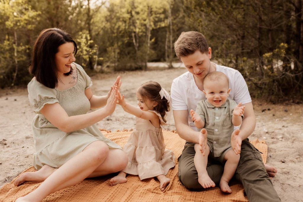 Familienshooting mit Kindern die wirklcih Spaß haben, authentische Fotografie ohne Posing