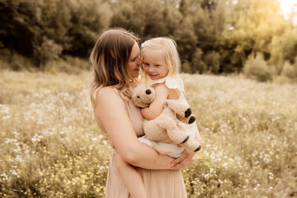 Familienshooting mit Kindern die wirklich Spaß haben, authentische Fotografie ohne Posing