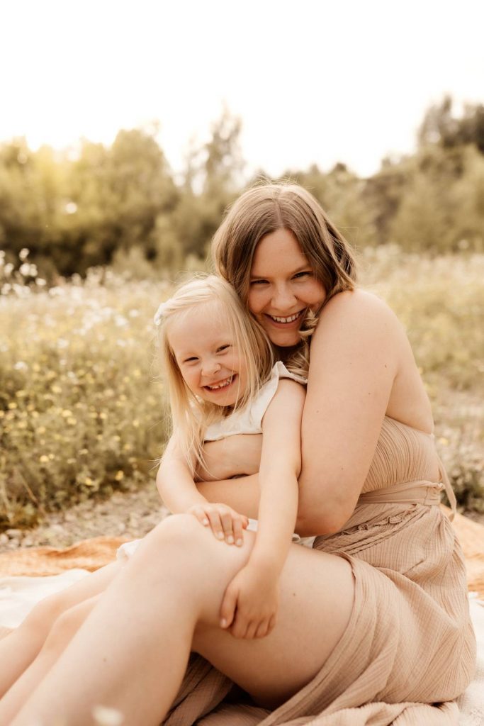 Familienshooting mit Kindern die wirklich Spaß haben, authentische Fotografie ohne Posing