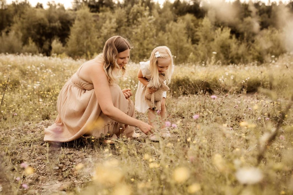 Familienshooting mit Kindern die wirklcih Spaß haben, authentische Fotografie ohne Posing