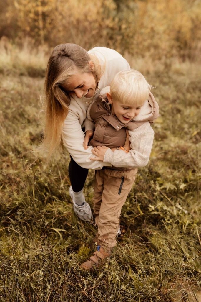 Familienshooting mit Kindern die wirklich Spaß haben, authentische Fotografie ohne Posing