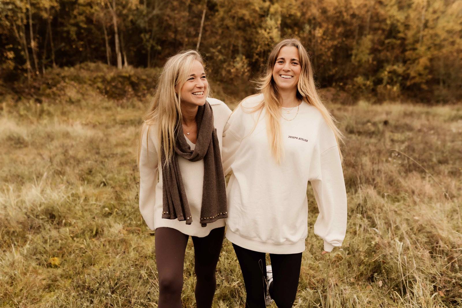 Freundinnen auf einer Wiese, Freundinnenshooting im Herbst