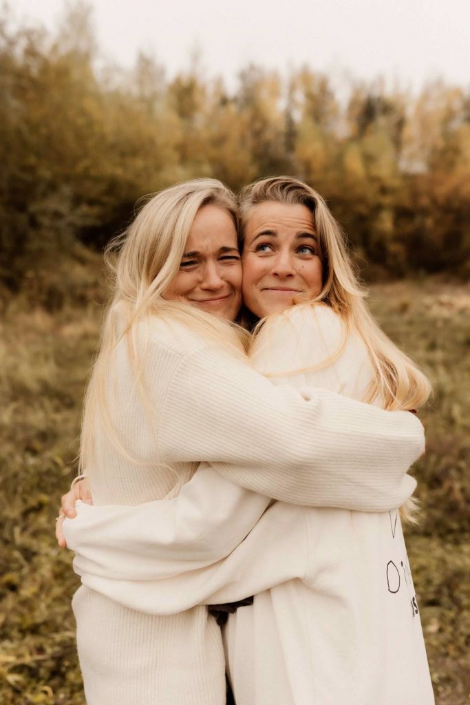 Freundinnen auf einer Wiese, Freundinnenshooting im Herbst