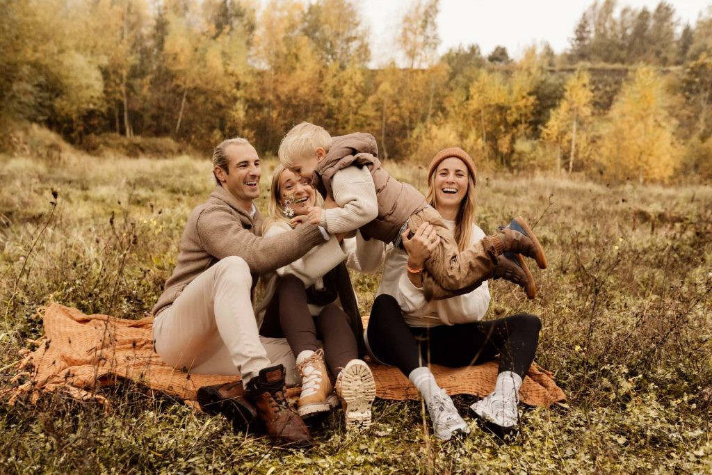 Familienshooting mit Kindern die wirklich Spaß haben, authentische Fotografie ohne Posing