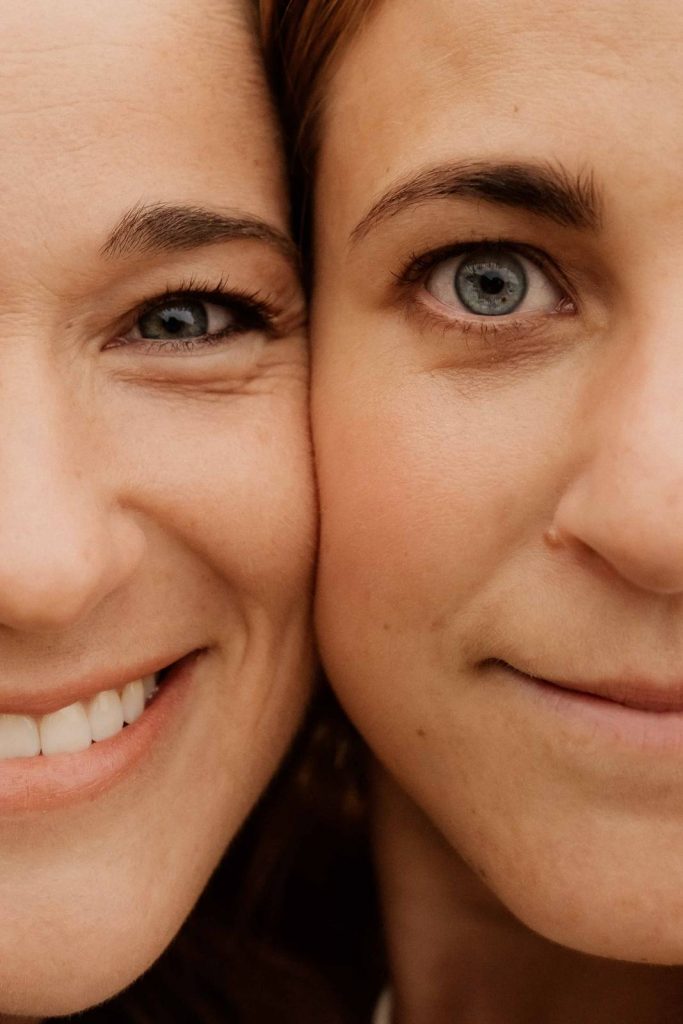 Freundinnen auf einer Wiese, Freundinnenshooting im Herbst