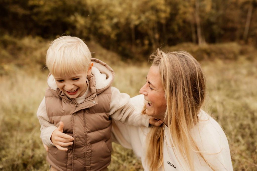 Familienshooting mit Kindern die wirklich Spaß haben, authentische Fotografie ohne Posing
