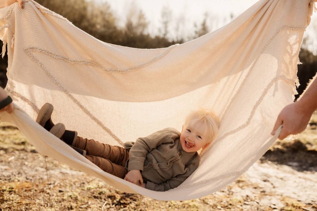 Familienshooting mit Kindern die wirklich Spaß haben, authentische Fotografie ohne Posing