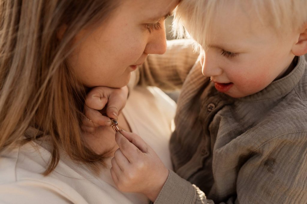 Familienshooting mit Kindern die wirklich Spaß haben, authentische Fotografie ohne Posing