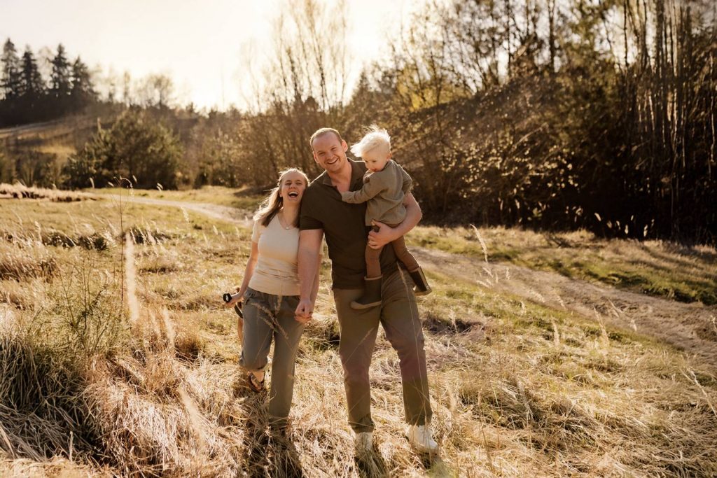 Familienshooting mit Kindern die wirklcih Spaß haben, authentische Fotografie ohne Posing