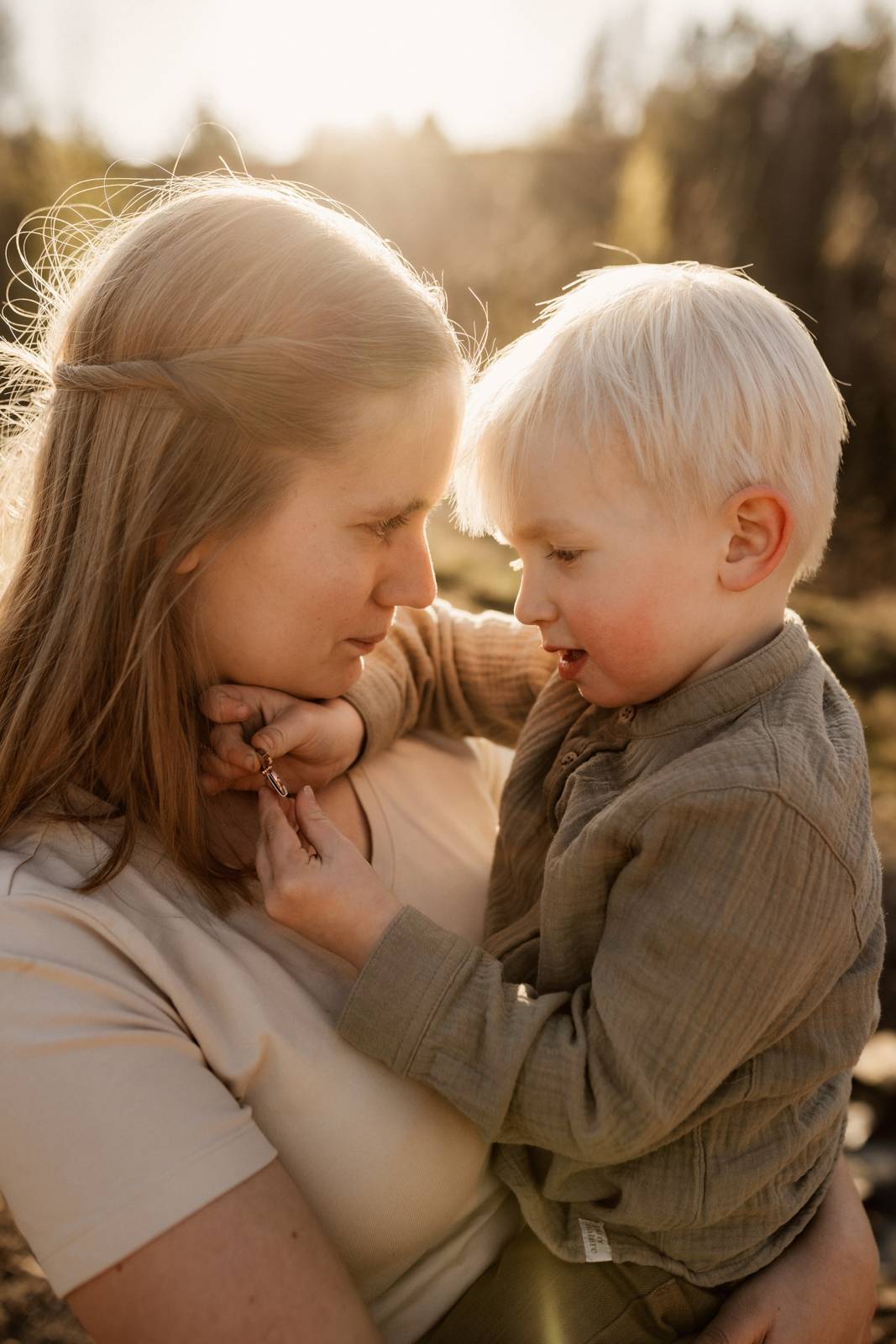 Familien Fotoshooting Familienshooting mit Kindern die wirklcih Spaß haben, authentische Fotografie ohne Posing