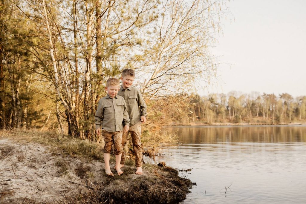 Familienshooting mit Kindern die wirklich Spaß haben, authentische Fotografie ohne Posing