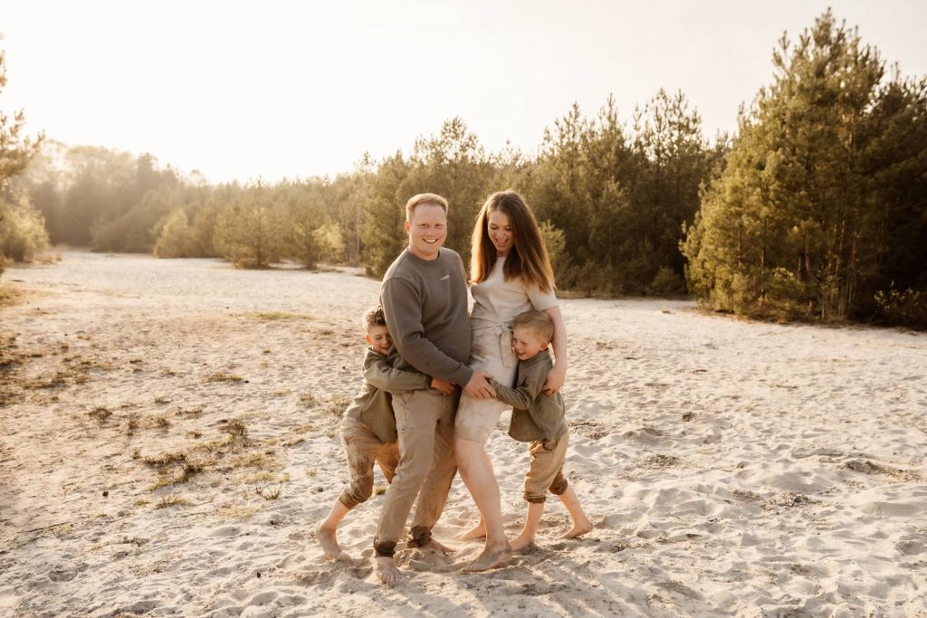 Familienshooting mit Kindern die wirklcih Spaß haben, authentische Fotografie ohne Posing
