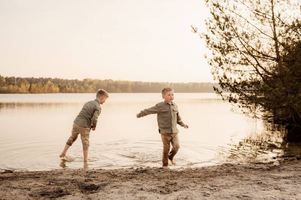 Familienshooting mit Kindern die wirklcih Spaß haben, authentische Fotografie ohne Posing
