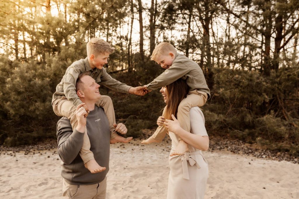 Familienshooting mit Kindern die wirklcih Spaß haben, authentische Fotografie ohne Posing