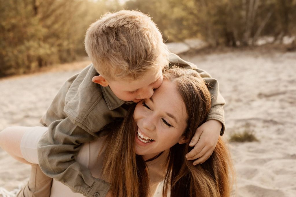 Familienshooting mit Kindern die wirklich Spaß haben, authentische Fotografie ohne Posing